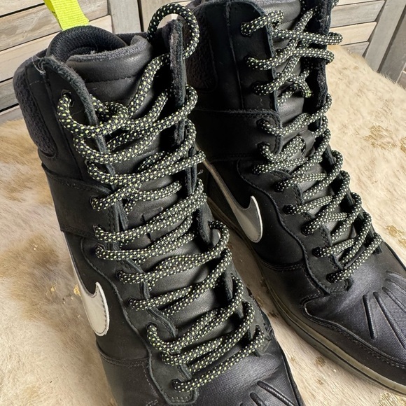 NIKE Women’s Dunk Sky Hi Lace Up Sneakerboot 2.0 Black/Silver Hidden Wedge 9.5 - Picture 5 of 8